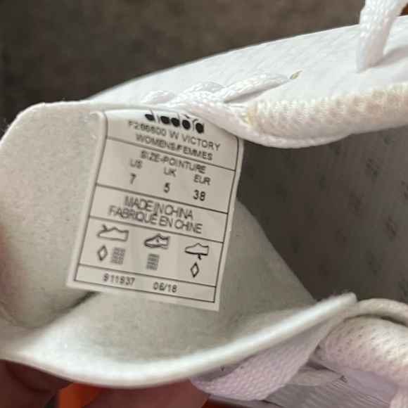 NEW DIADORA WOMEN’S INDOOR SOCCER SHOES; NARROW FIT SZE:7 US but fits smaller - Picture 5 of 5